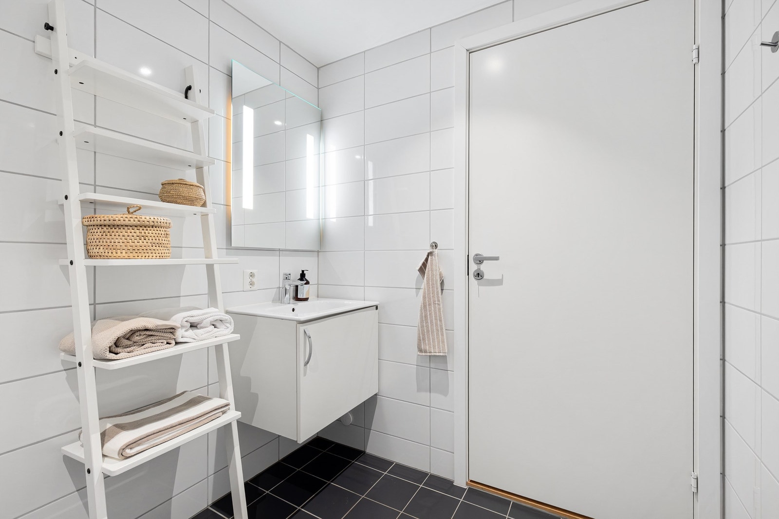 Det er nylig etablert opplegg for vaskemaskin på badet. Galleribilde