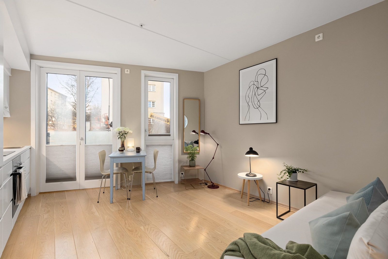 Lys stue med godt lysinnslipp fra store vindusflater. Det er montert up/down plissé på vinduene og balkongdørene Galleribilde