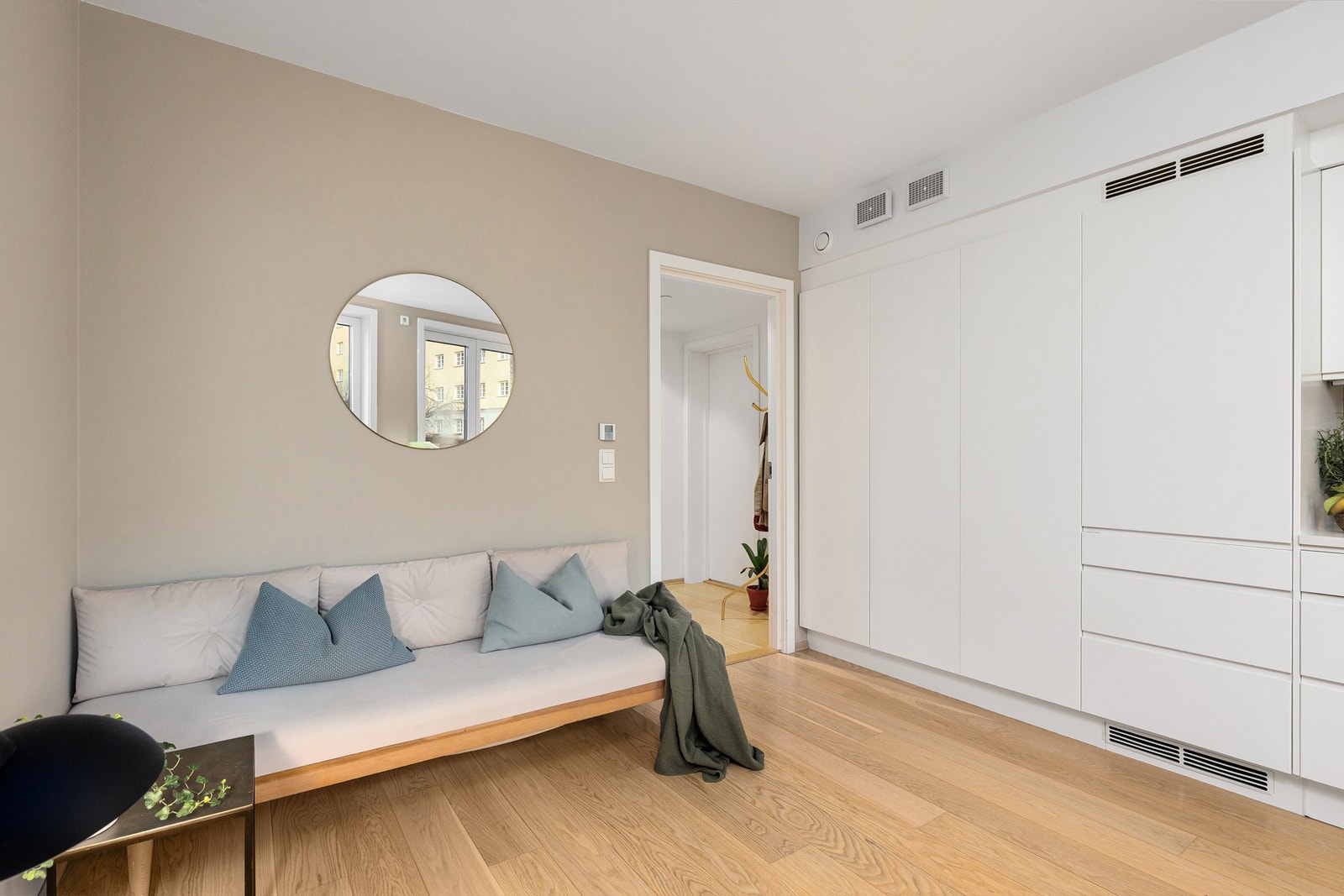 Leiligheten er arealeffektiv, det er god plass til sovesofa og mye veggplass for f.eks TV-oppheng Galleribilde