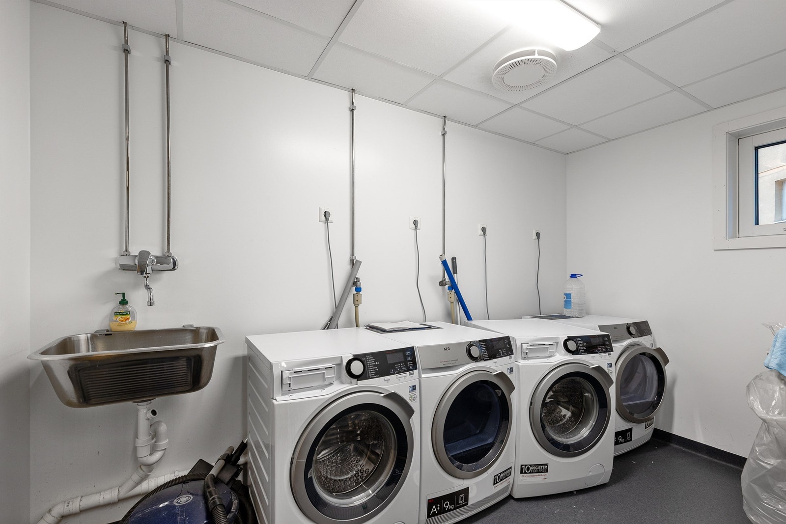 Felles vaskerom - merk at det er eget opplegg for vaskemaskin på badet i leiligheten Galleribilde