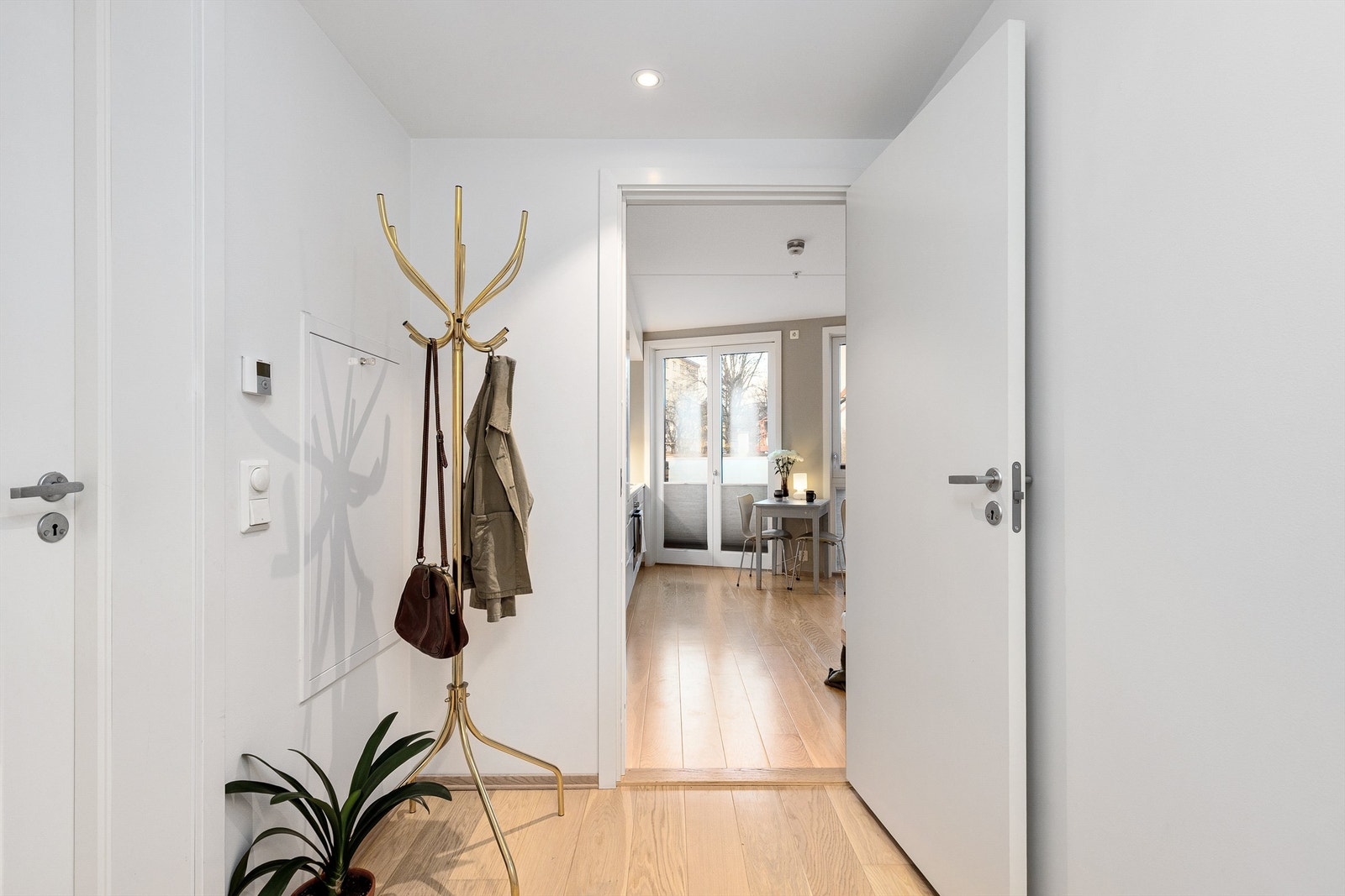 I gangen er det veggplass til klesoppheng eller garderobe. Leiligheten disponerer 1 bod i byggets 1. etasje Galleribilde