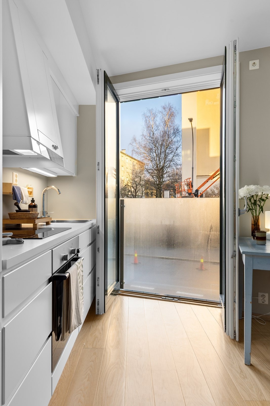 Fra kjøkkenet er det doble dører til fransk balkong Galleribilde