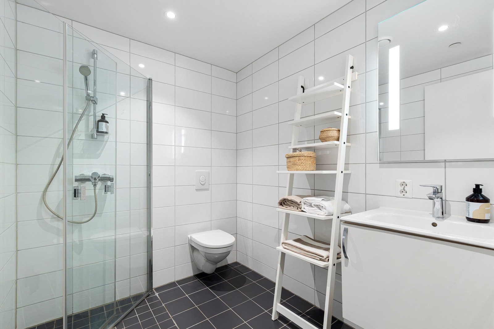 Romslig flislagt bad med vannbåren gulvvarme Galleribilde