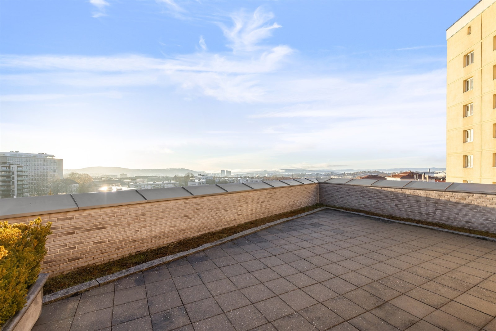 Det er felles takterrasse til glede for beboerne Galleribilde