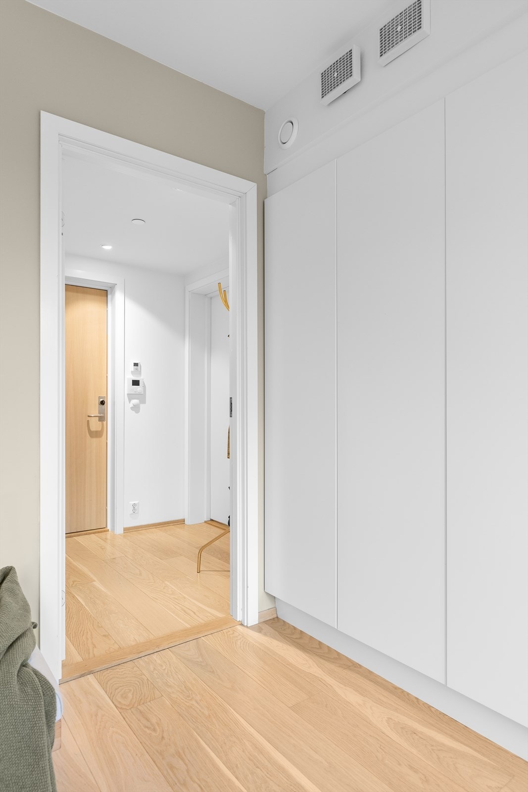 Klesoppbevaring i de to skapene lengst mot venstre i kjøkkeninnredningen Galleribilde