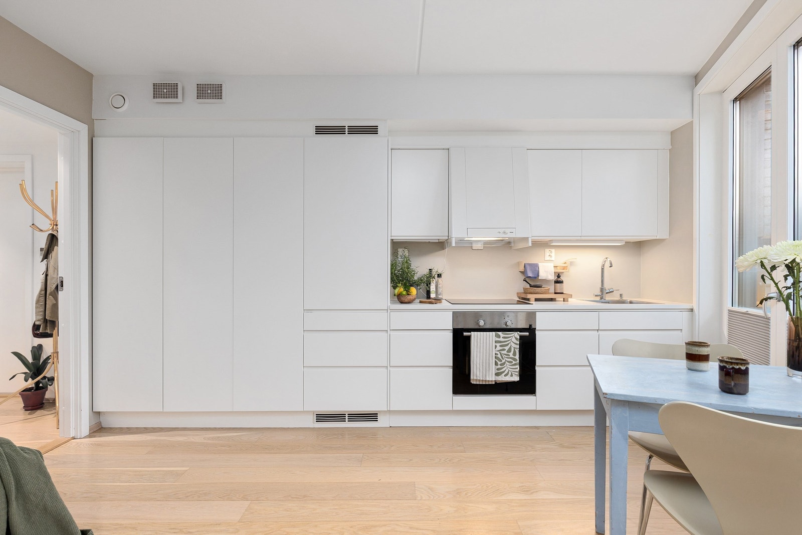 Moderne kjøkken med integrerte hvitevarer Galleribilde