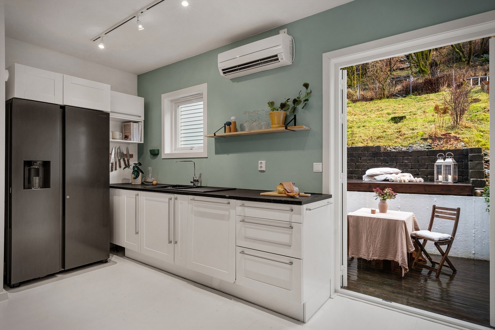 Fra kjøkkenet er det tilkomst til den herlige terrassen. Galleribilde