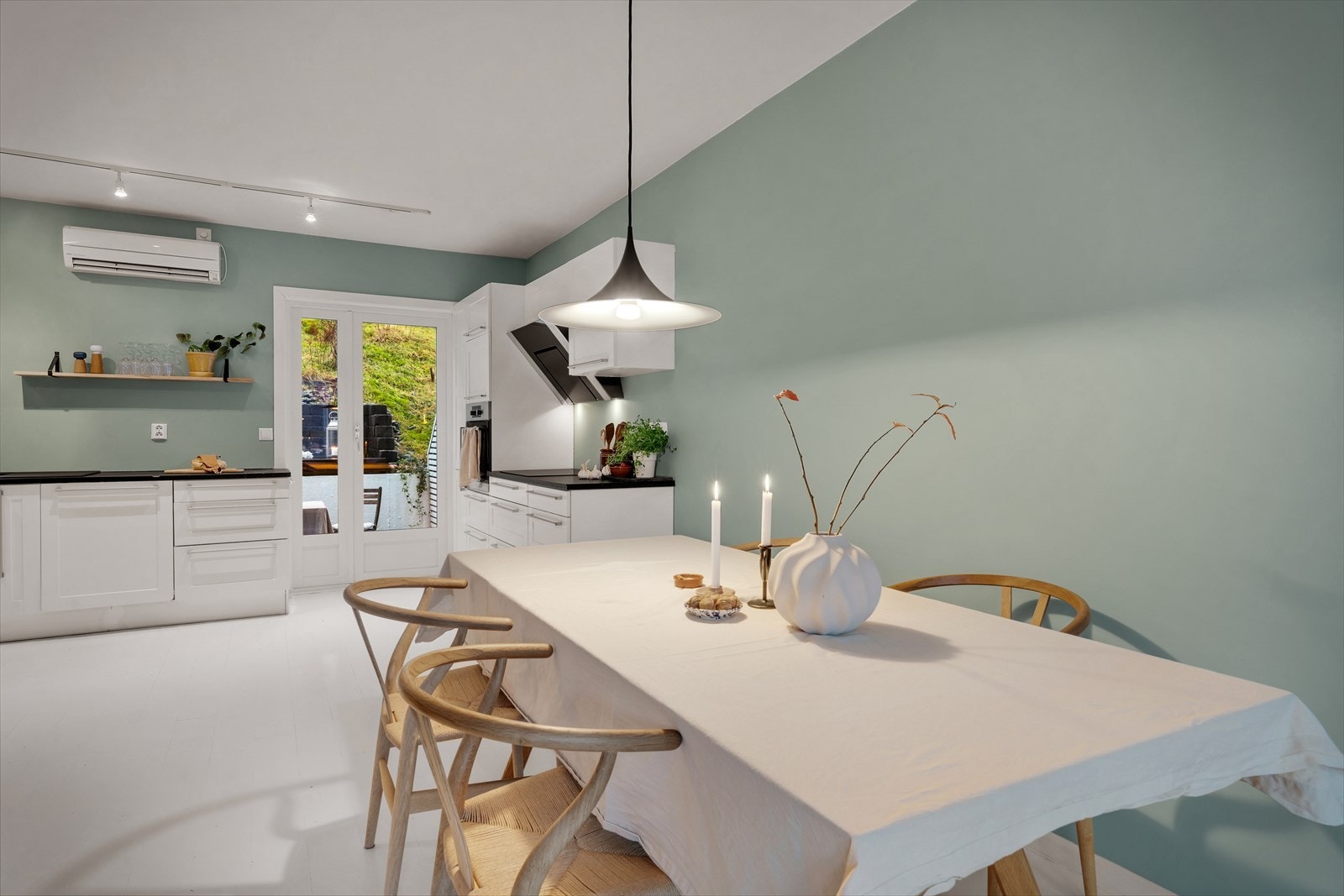 Med god plass til stort spisebord kan du invitere til hyggelige sammenkomster med venner og familie. Galleribilde