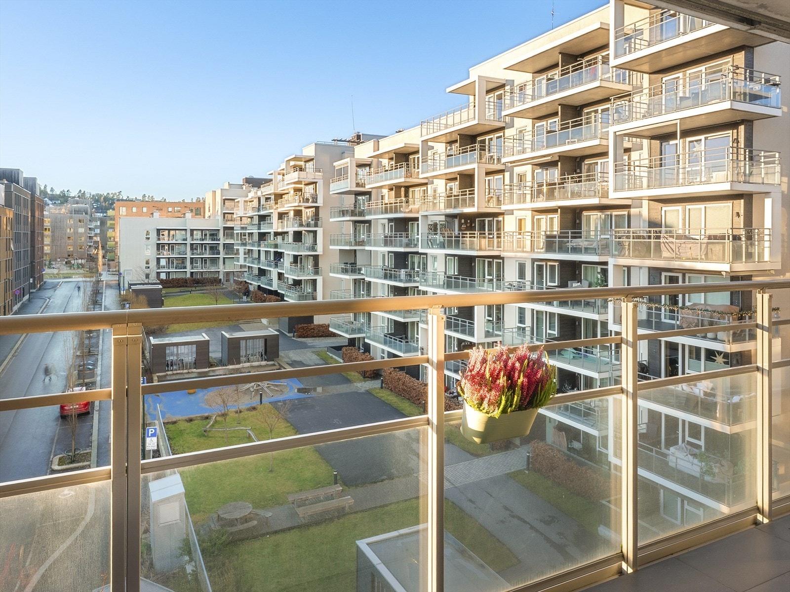 Boligen ligger i byggets 5. etasje og oppleves dermed meget luftig. Galleribilde