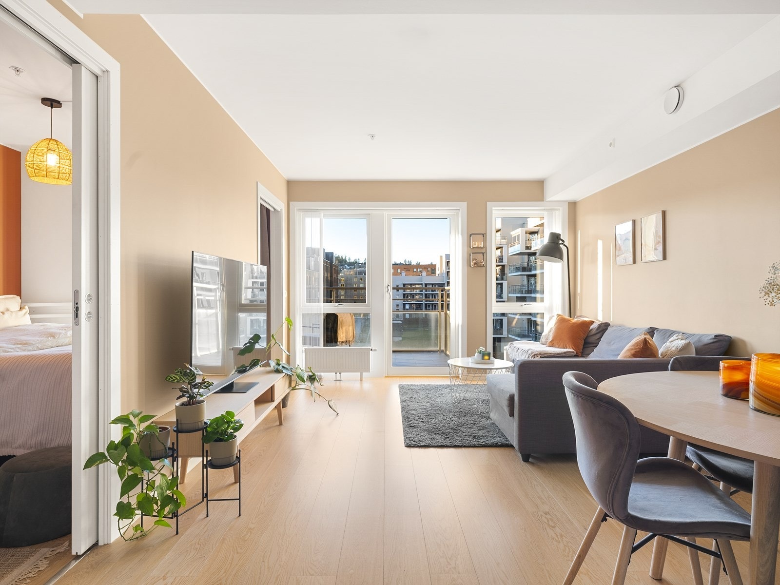 Dette er en lys og romslig leilighet som passer perfekt til deg som skal kjøpe din første eller tenker på utleie. Galleribilde