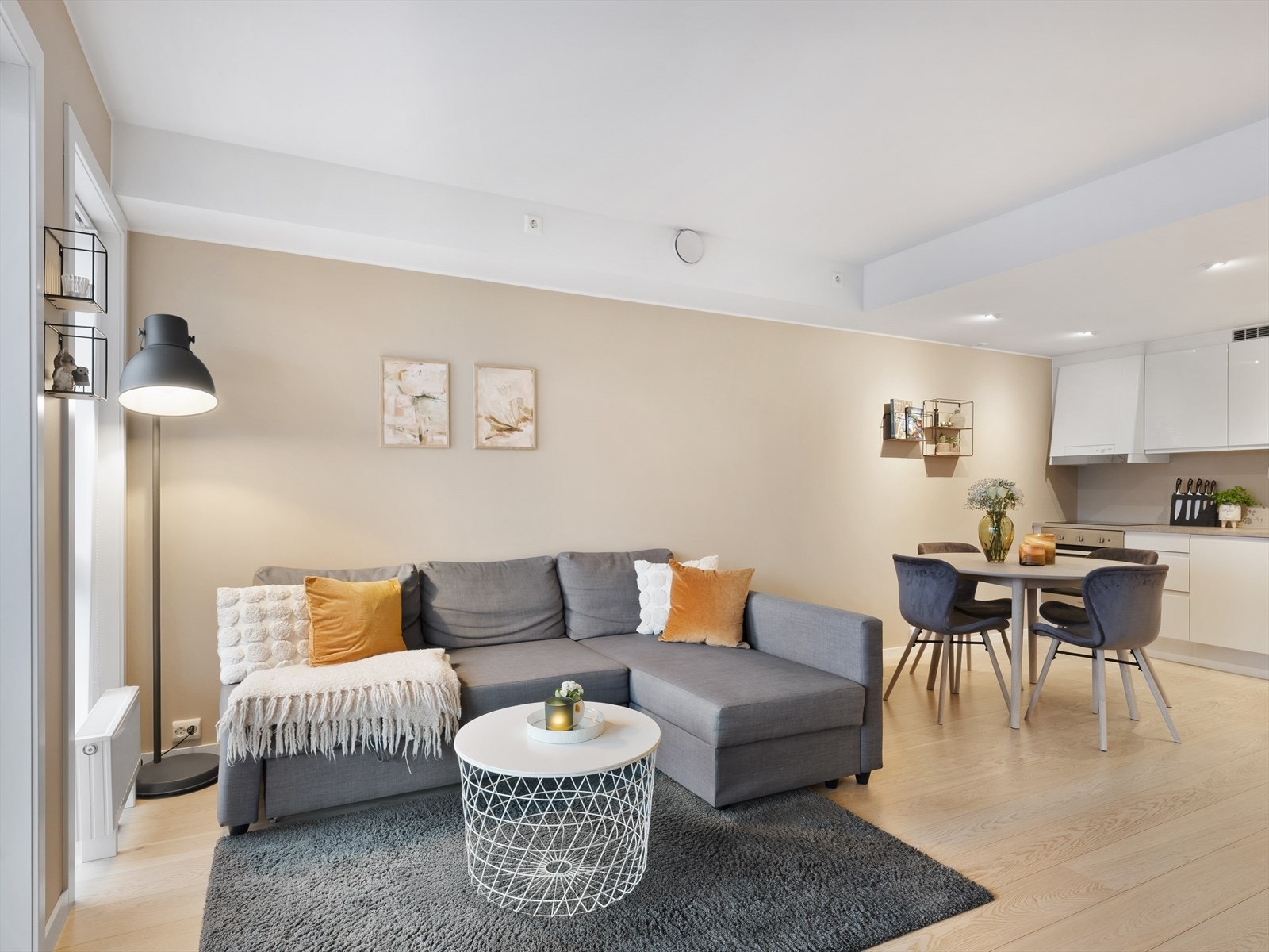 Det er parkettgulv og balansert ventilasjon i leiligheten. Galleribilde