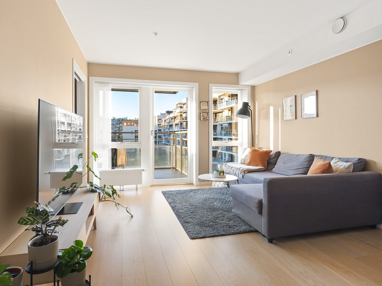 De store vindusflatene sørger for rikelig med lysinnslipp. Galleribilde