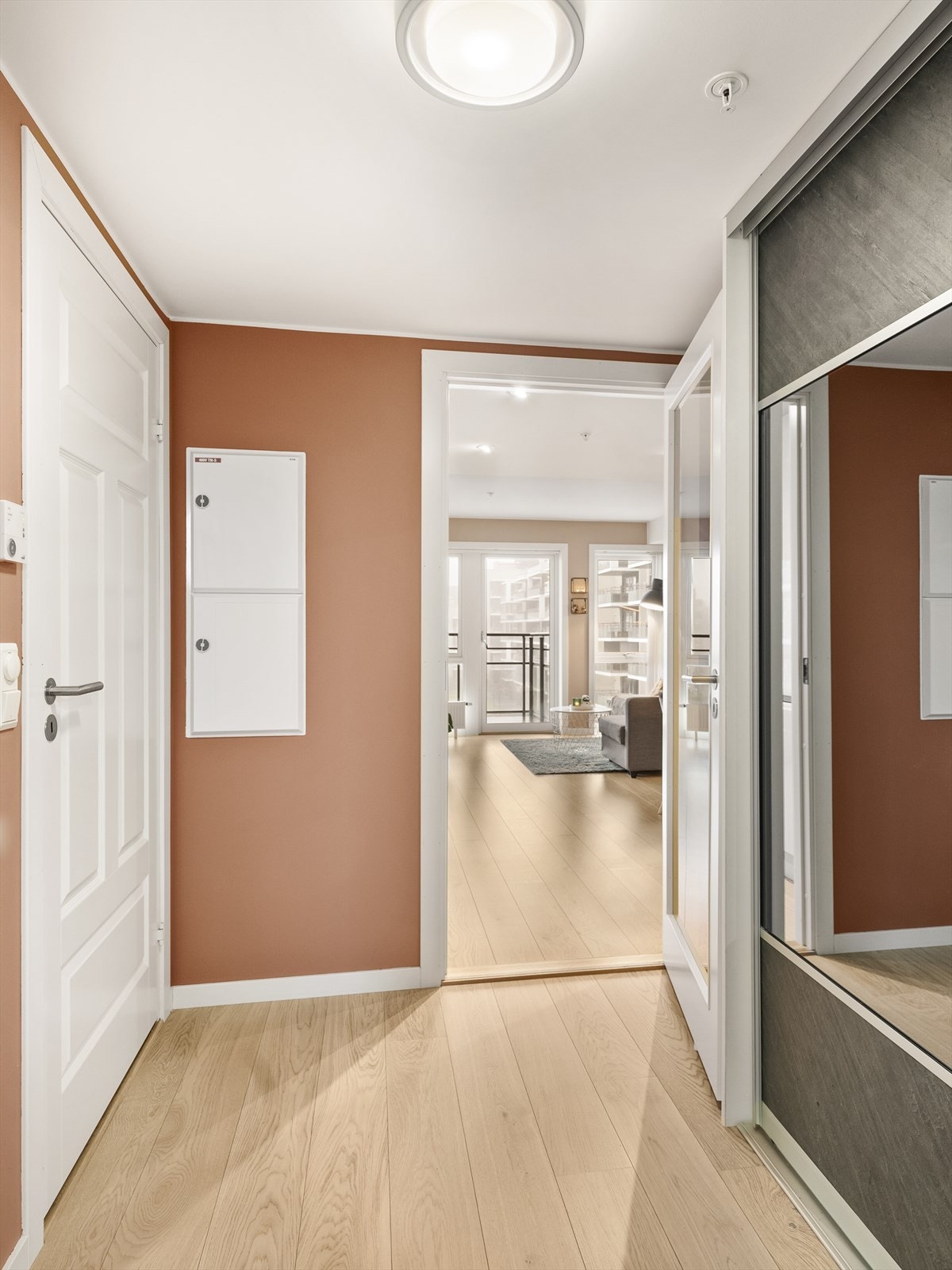 Entréen har skyvedørsgarderobe med speilfronter. Galleribilde