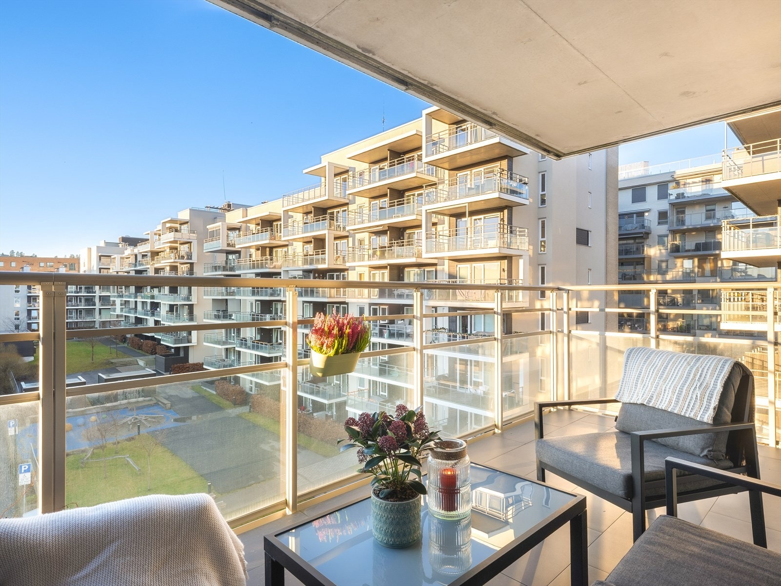 Leiligheten har en stor balkong med upåklagelige solforhold. Galleribilde