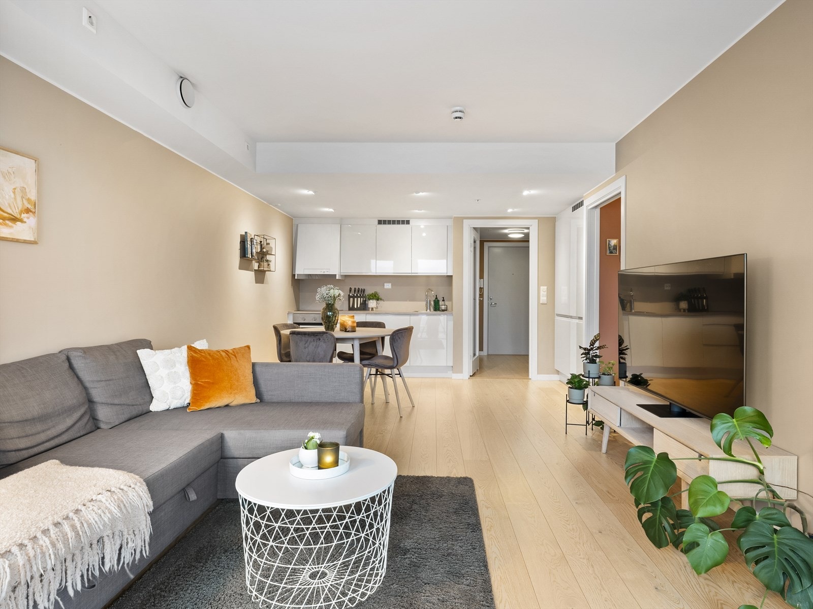 Det er åpen løsning til kjøkkenet. Galleribilde