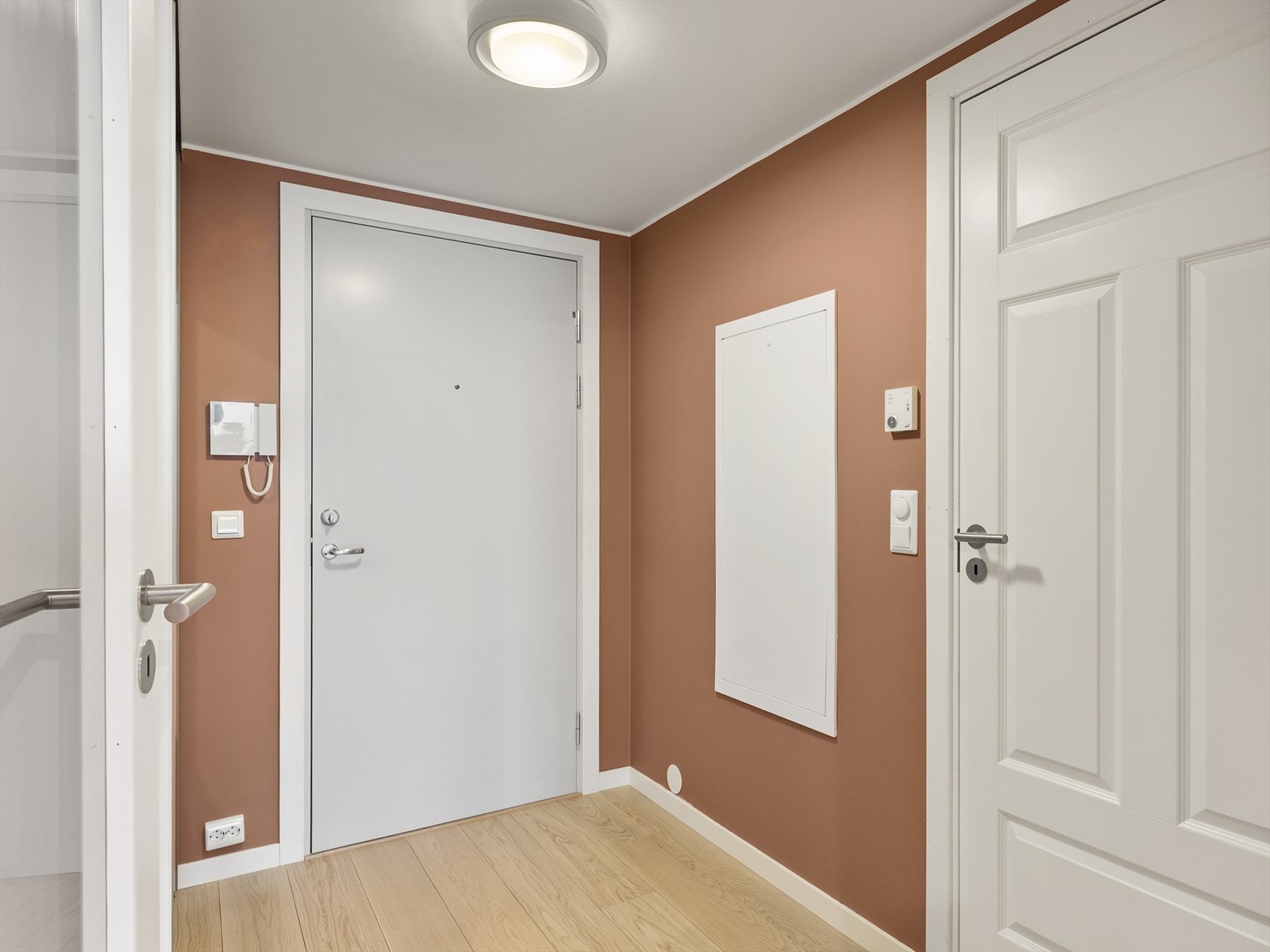 Romslig entre med callinganlegg som gjør det enkelt å slippe inn gjester. Galleribilde