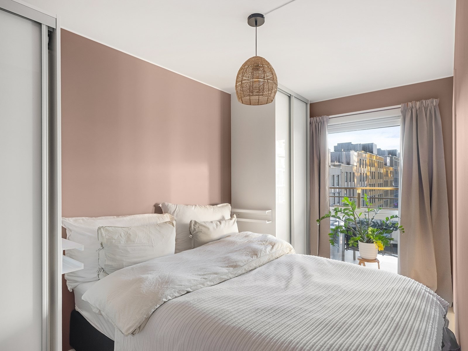 Det er god plass til dobbeltseng og garderobeløsninger på soverommet. Galleribilde