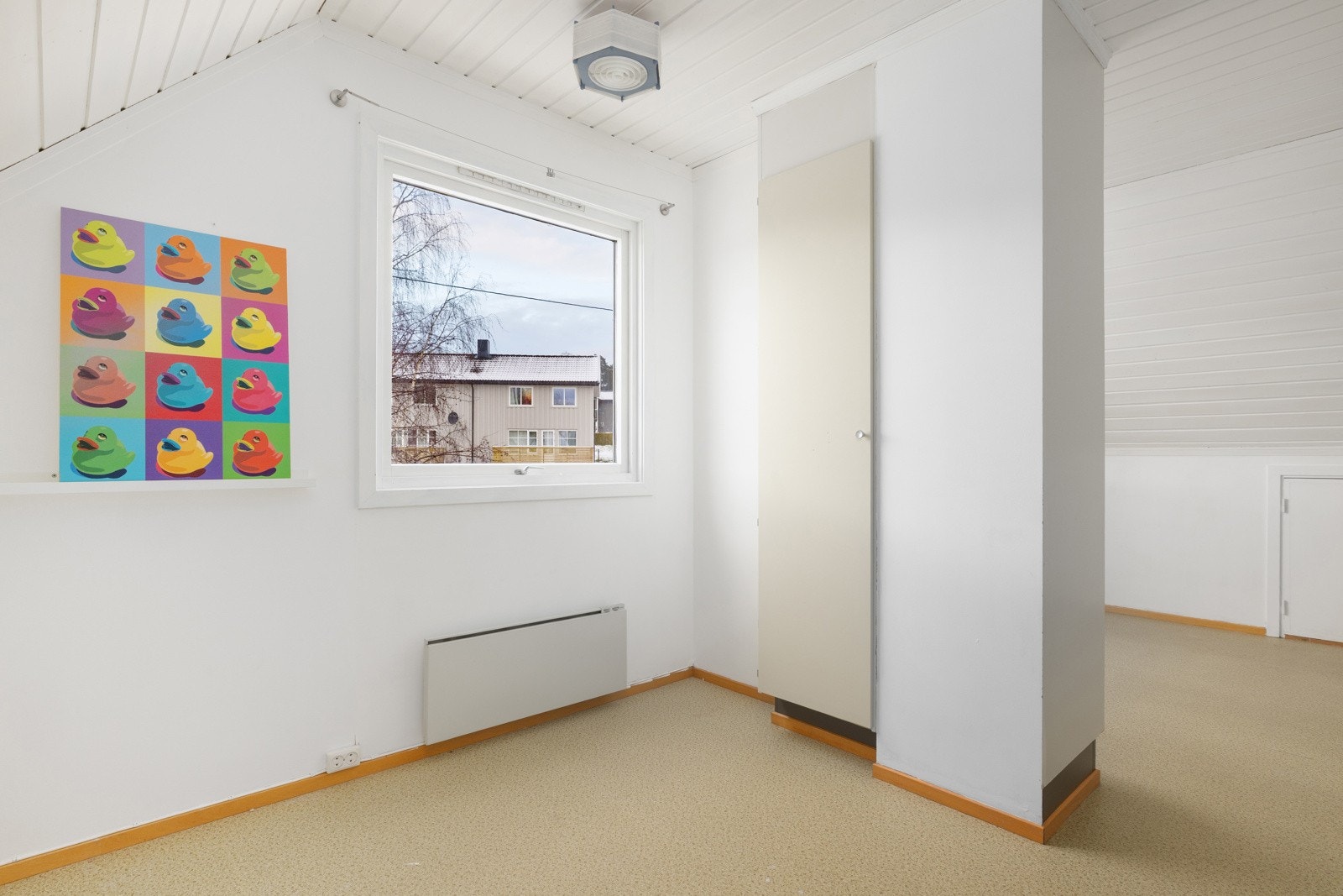 Soverom med vindu og garderobeløsning. Galleribilde