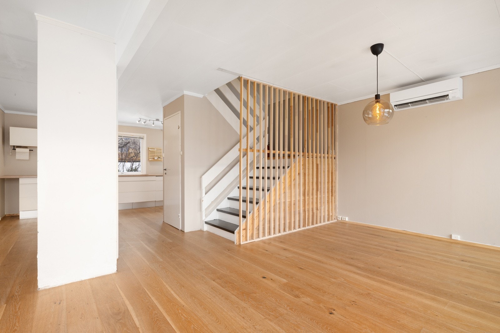 Lys og romslig stue i åpen løsning med moderne detaljer, god takhøyde og naturlig overgang til kjøkken. Galleribilde