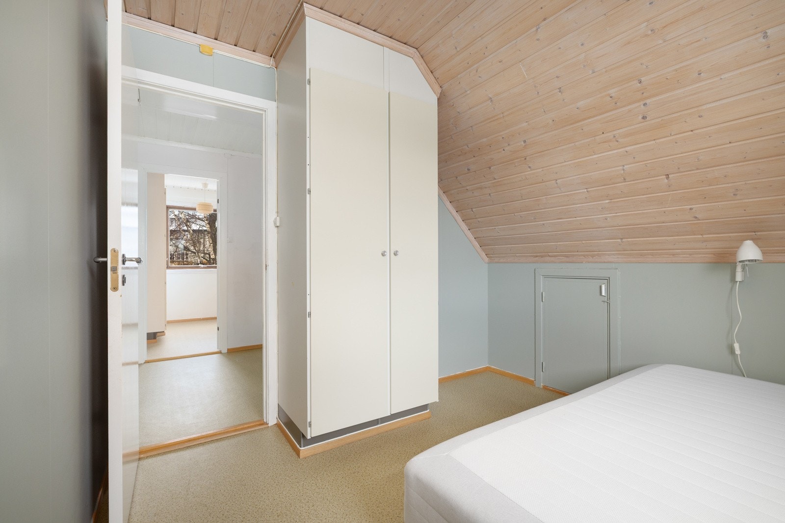 Soverom i loftsetasje med god skapplass. Galleribilde