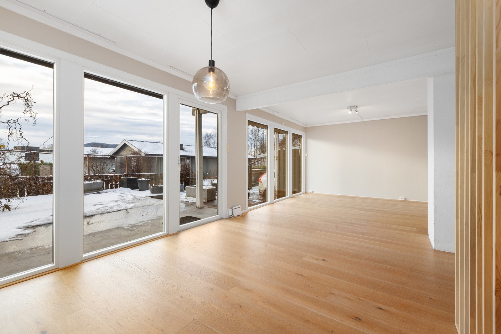 Stor og lys stue med åpen løsning, flotte vindusflater og rikelig med plass til både sofa- og spisegruppe. Galleribilde