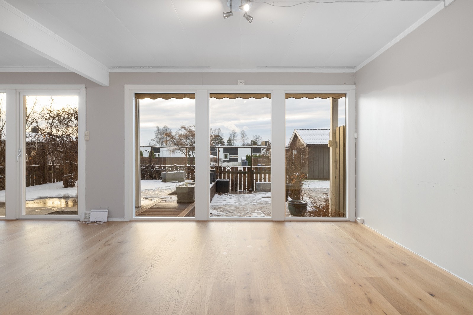 Lys stue med store vindusflater som gir flott utsyn, godt dagslys og en romslig atmosfære. Galleribilde