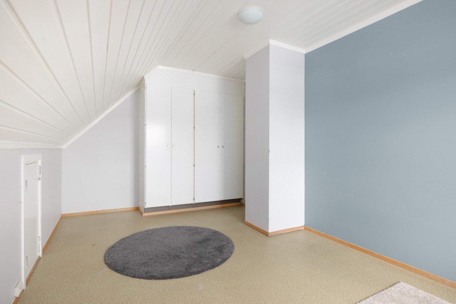 Soverom i loftsetasje med skråtak. Galleribilde