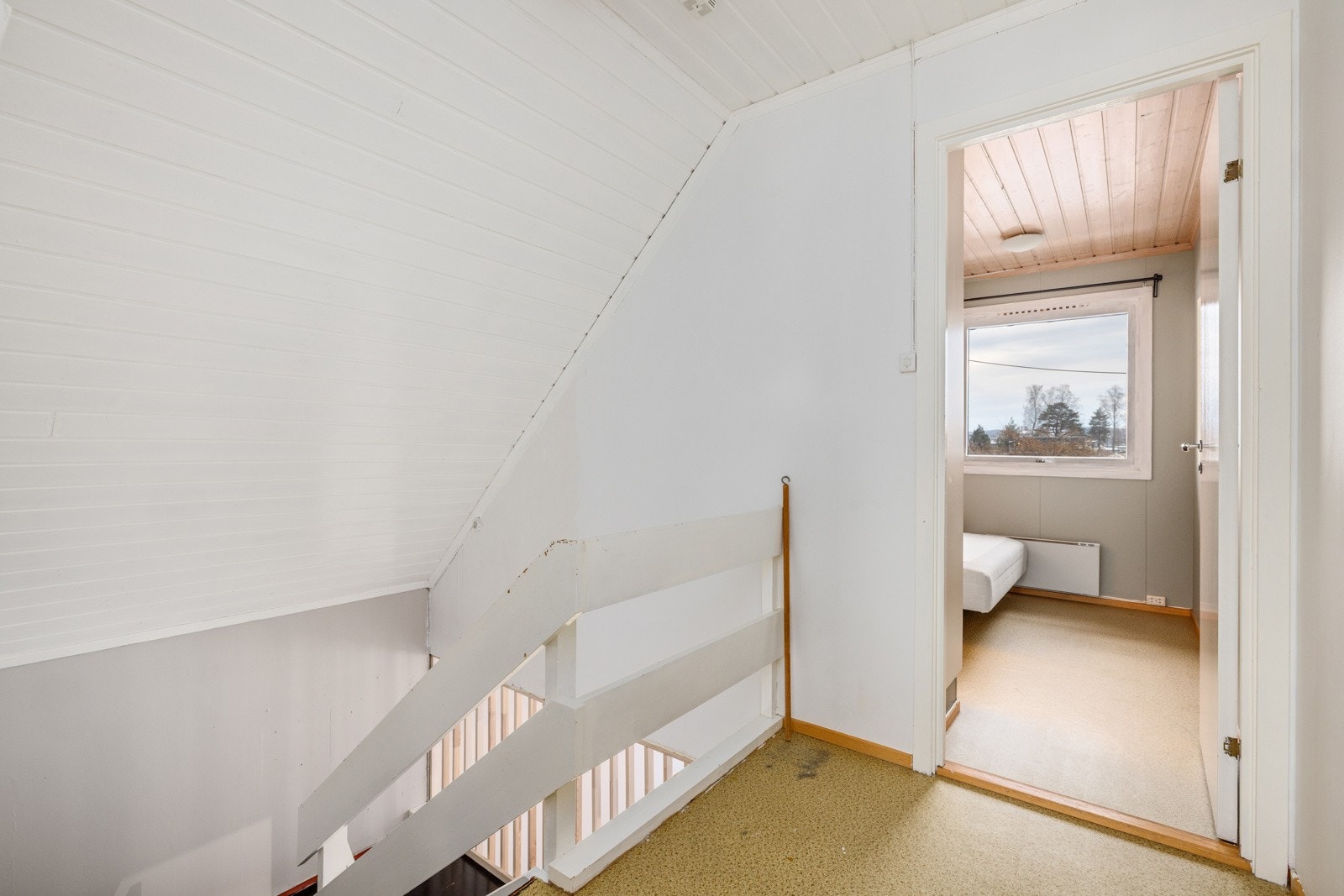 Trivelig gang i loftsetasje med god romfølelse og naturlig lys. Galleribilde