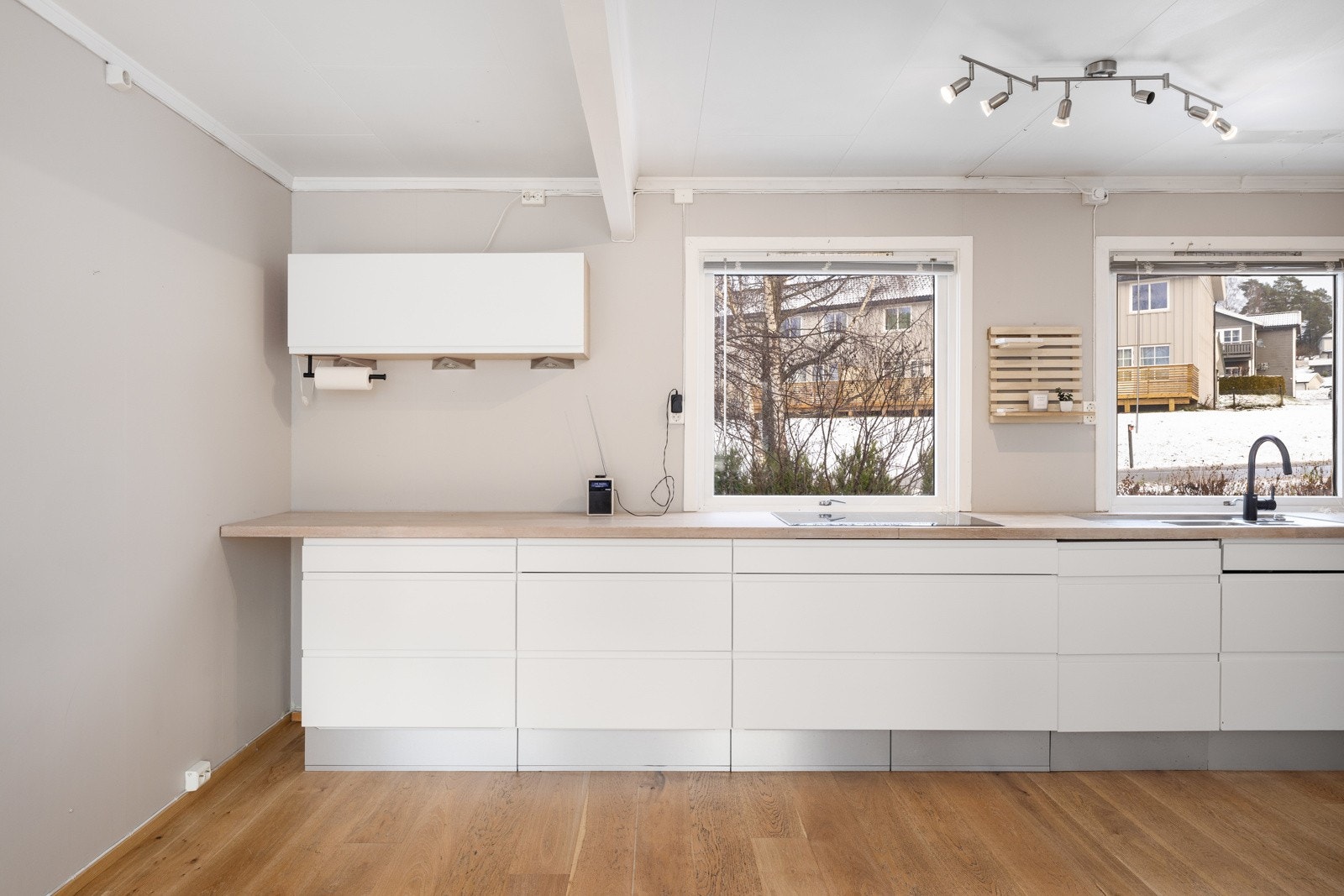 Stilrent og romslig kjøkken med store flater, godt lysinnslipp og praktiske løsninger. Galleribilde