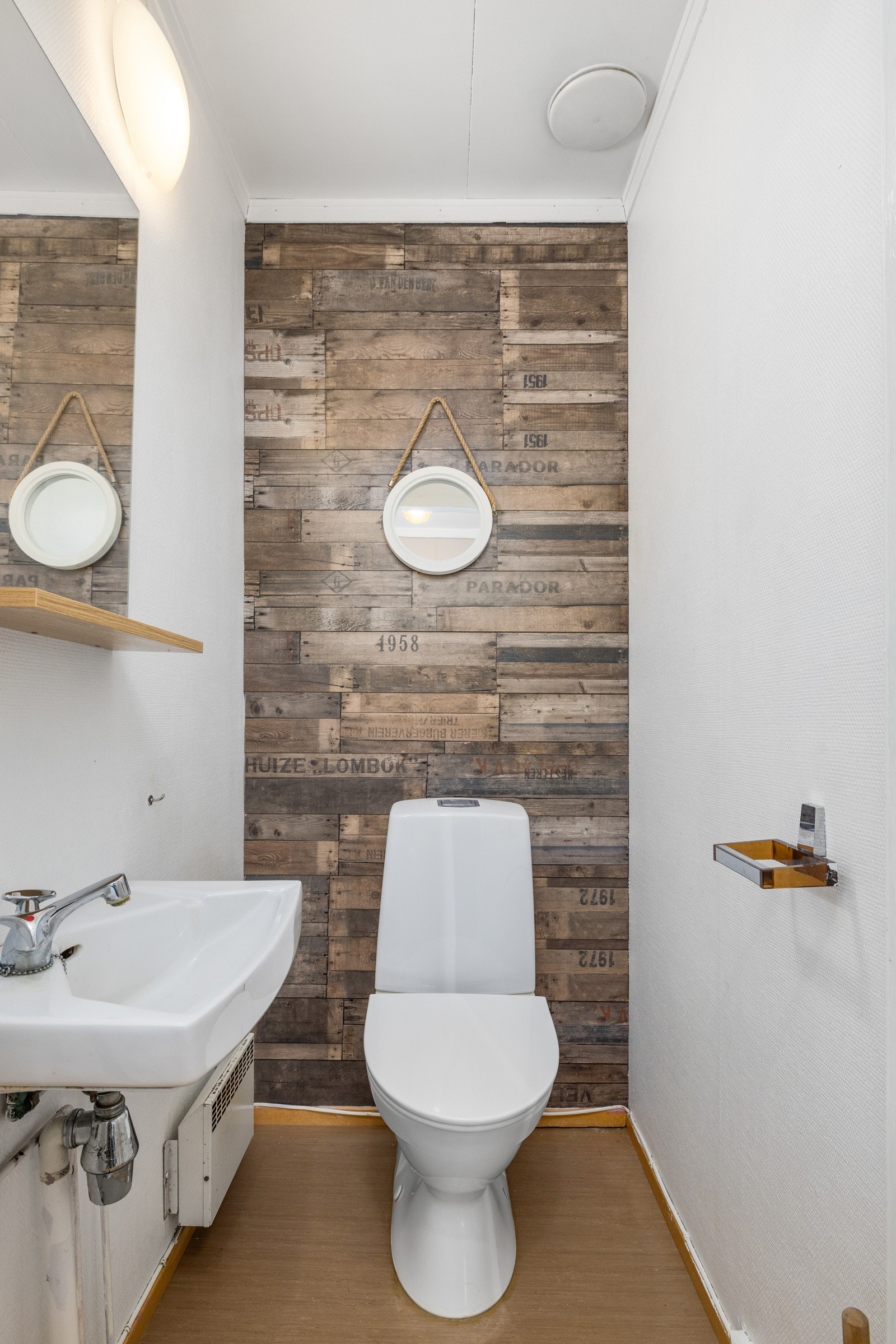 Stilrent og praktisk toalettrom med servant, speil og moderne detaljer. Galleribilde