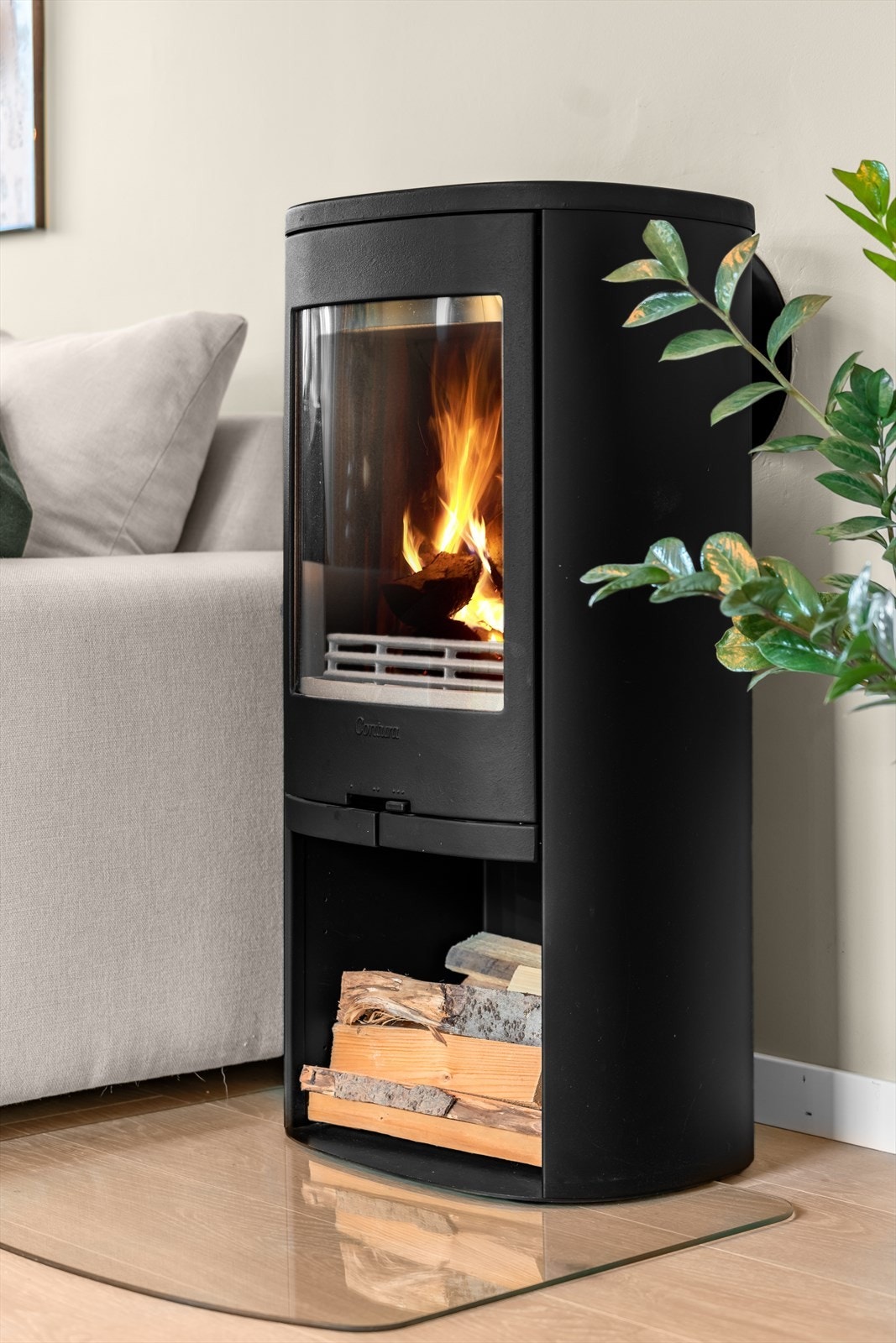 Det er installert en koselig peisovn som varmer godt kalde høst- og vinterdager. Galleribilde