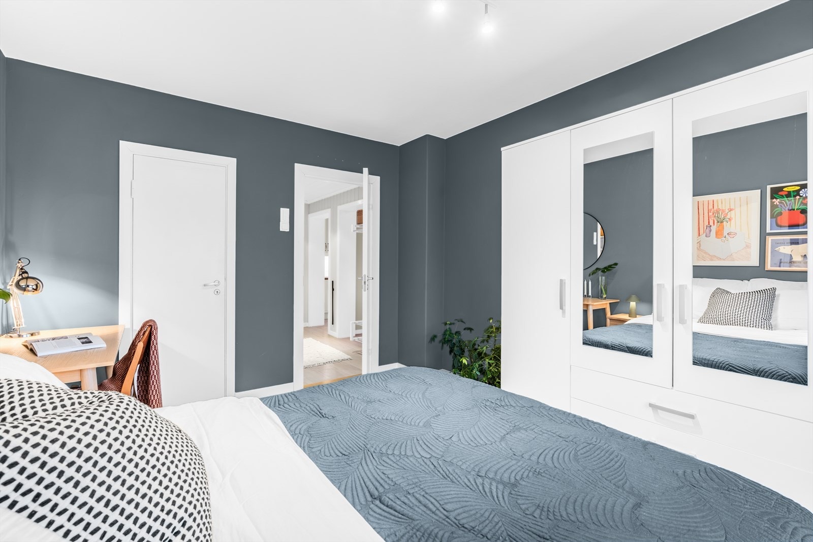 Garderobeskap med gode oppbevaringsmuligheter. Galleribilde