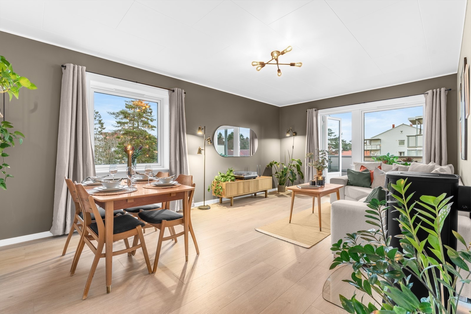 Kapil Sarna v/ DNB Eiendom har gleden av å presentere Bergkrystallen 14 - en sjarmerende 2-roms hjørneleilighet med flott intern beliggenhet. Galleribilde