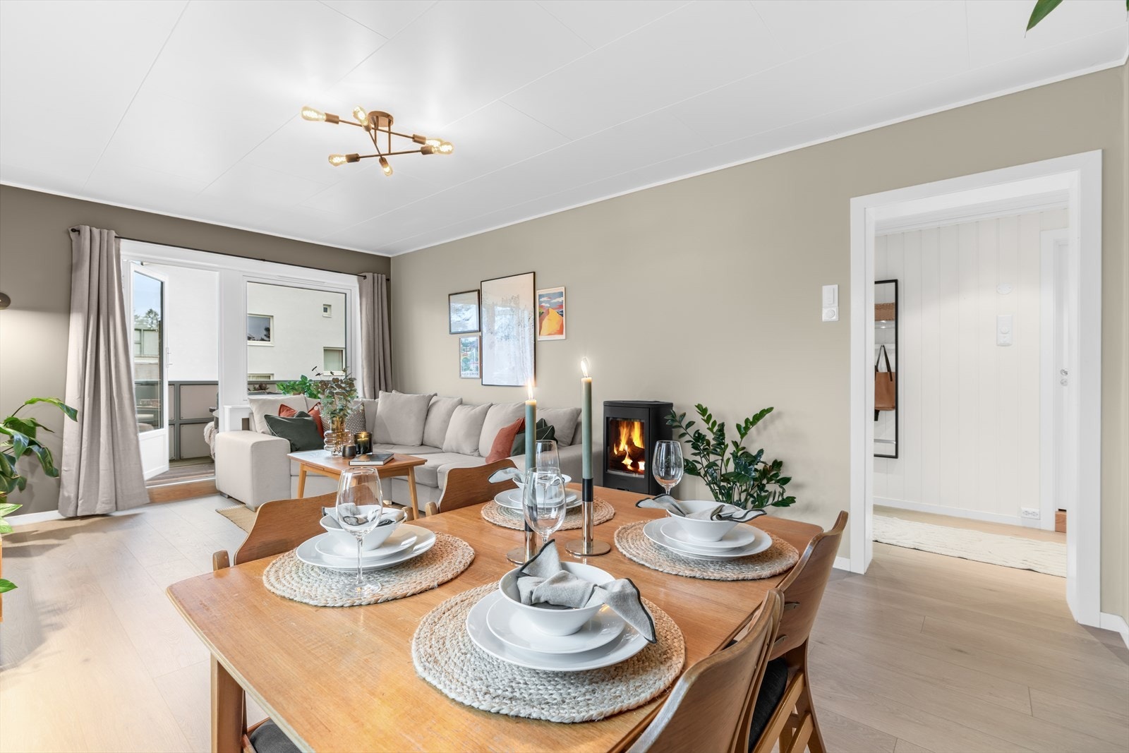 Det er god plass til et koselig spisebord hvor en kan nyte middagen. Galleribilde