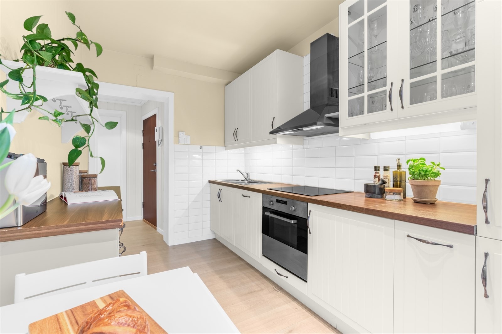 Kjøkkenet er utstyrt med induksjonsplatetopp, stekeovn, oppvaskmaskin, kjøl/fryseskap og kjøkkenventilator med kullfilter. Galleribilde