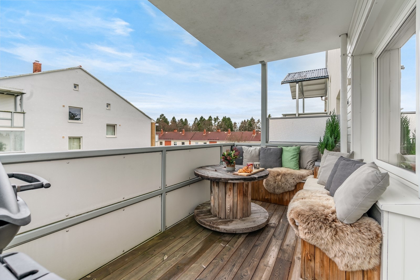 I vår- og sommerhalvåret oppleves valkongen som en forlengelse av stuen og innbyr til mer samvær, samt fine stunder med familie og venner. Galleribilde