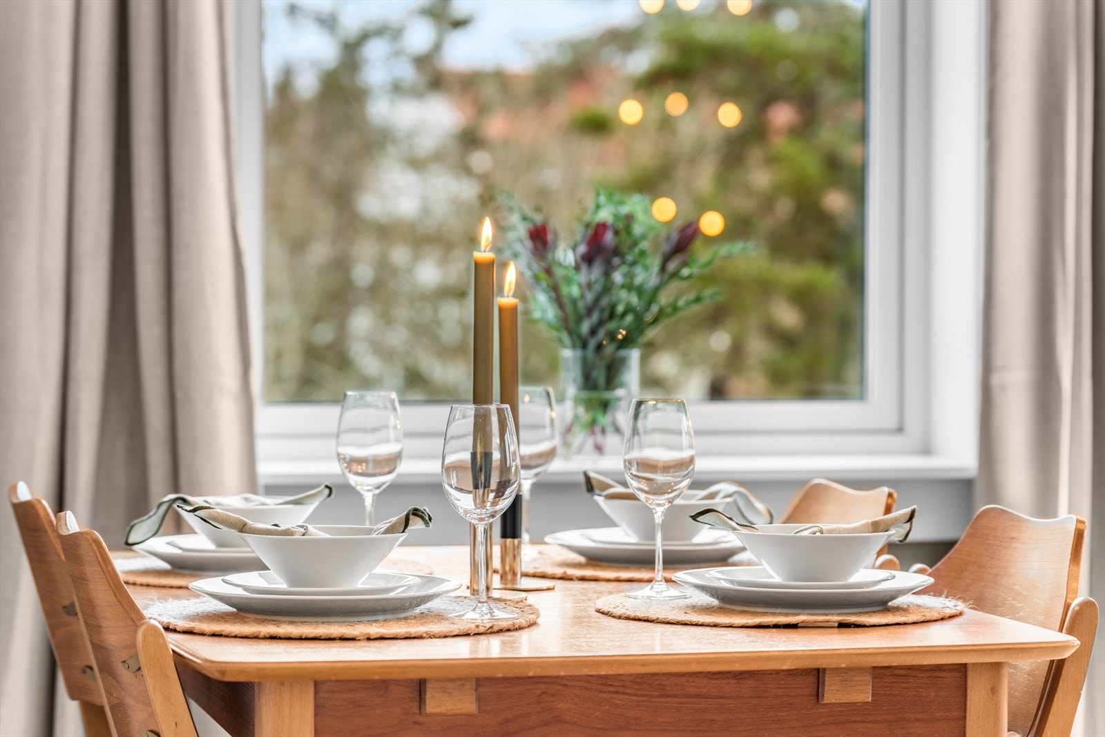 Stuen er lys og fin med store vindusflater, som sørger for rikelig med innslipp av naturlig lys. Galleribilde