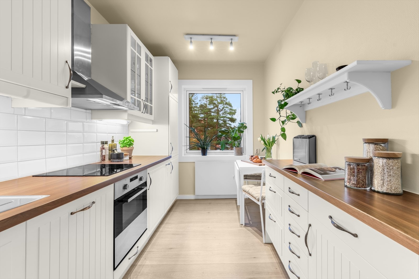 Tidløst IKEA kjøkken fra 2009 (i følge tidligere salgsoppgave), ideelt for både hverdagsbruk og sosial matlaging. Galleribilde