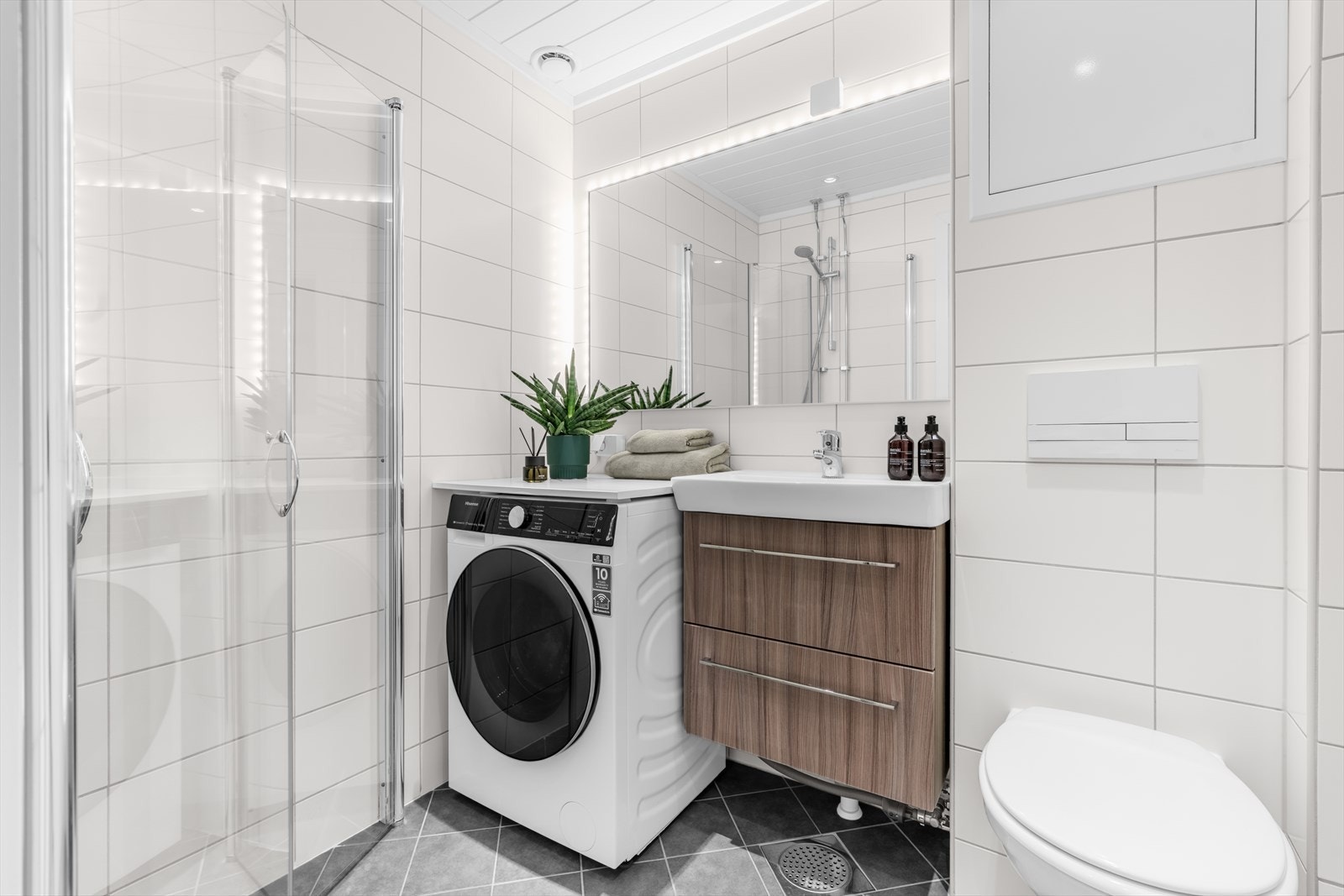 Flislagt baderom med termostatstyrte varmekabler og downlights i himling. Badet ble modernisert i regi av borettslaget i perioden 2014/2015. Galleribilde