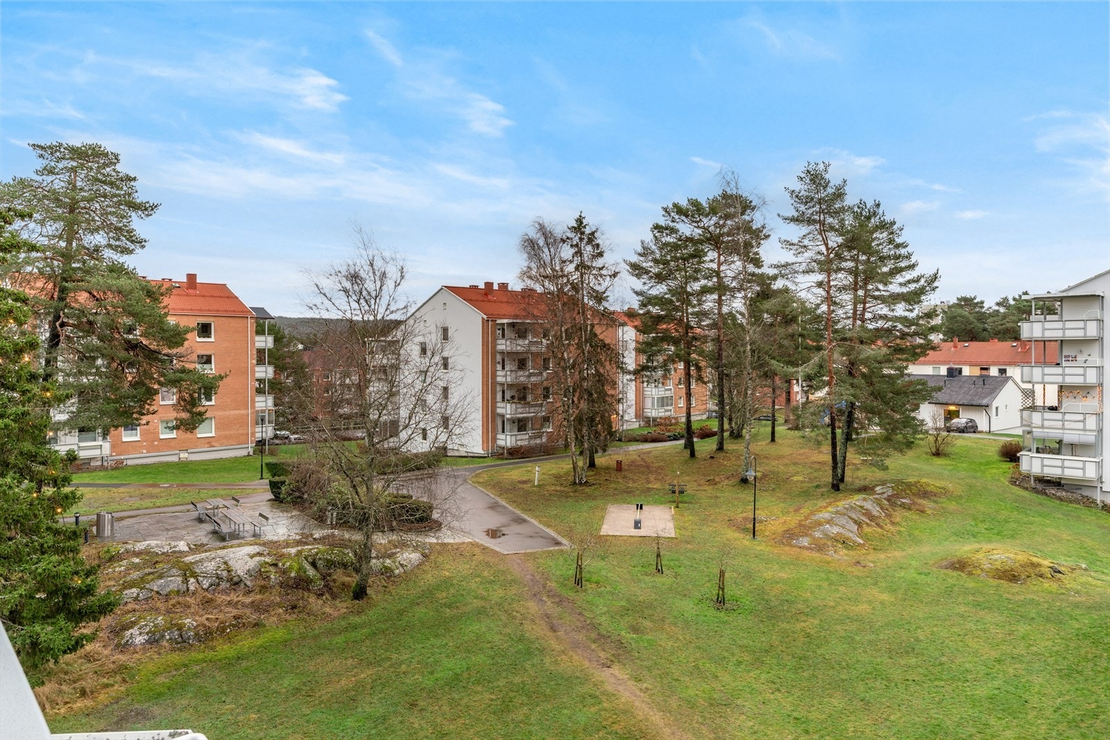 Flott opparbeidet tomt med lekeplasser og sittebenker. Galleribilde