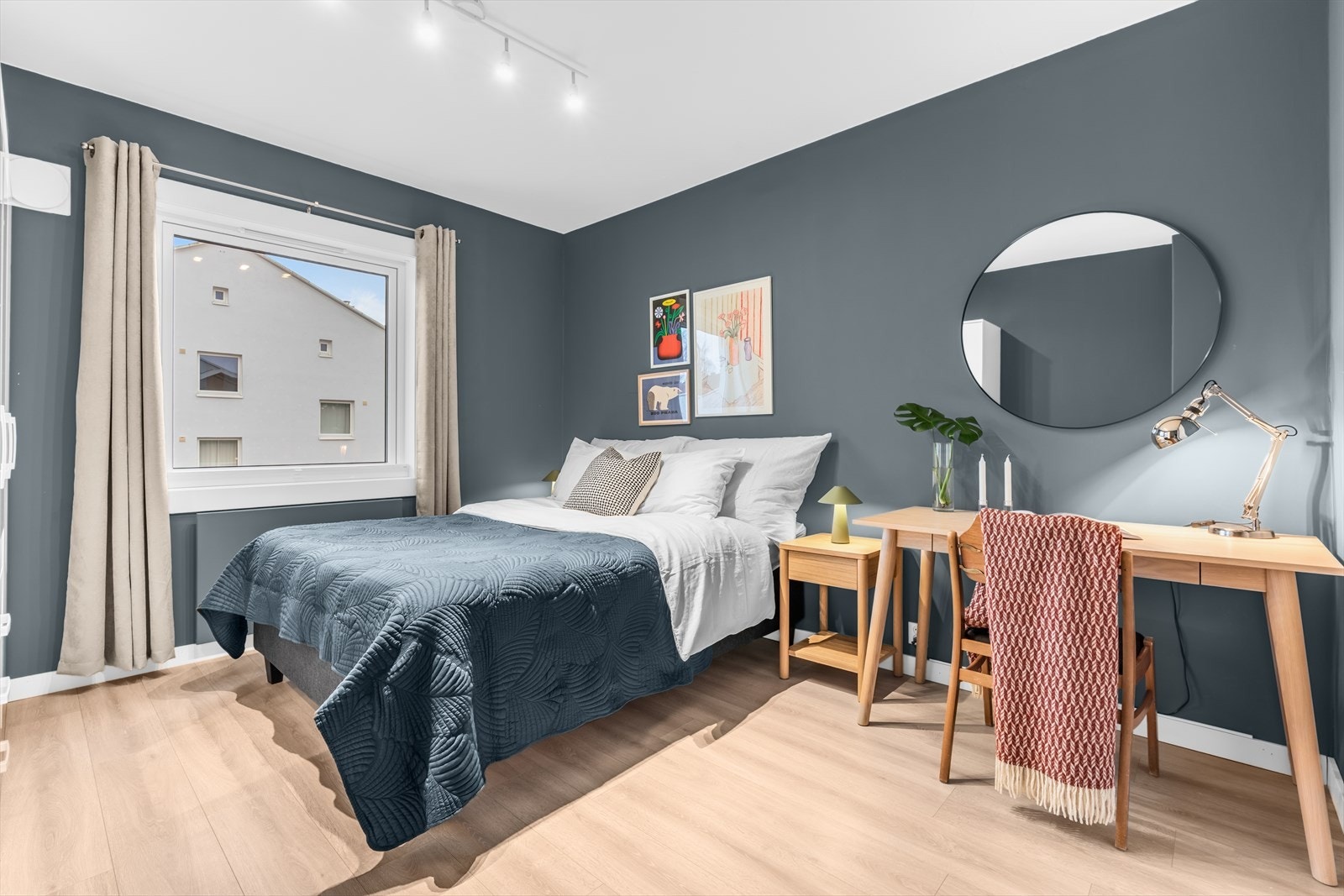 Romslig soverom med med god plass til dobbeltseng og plass til øvrig møblement. Galleribilde