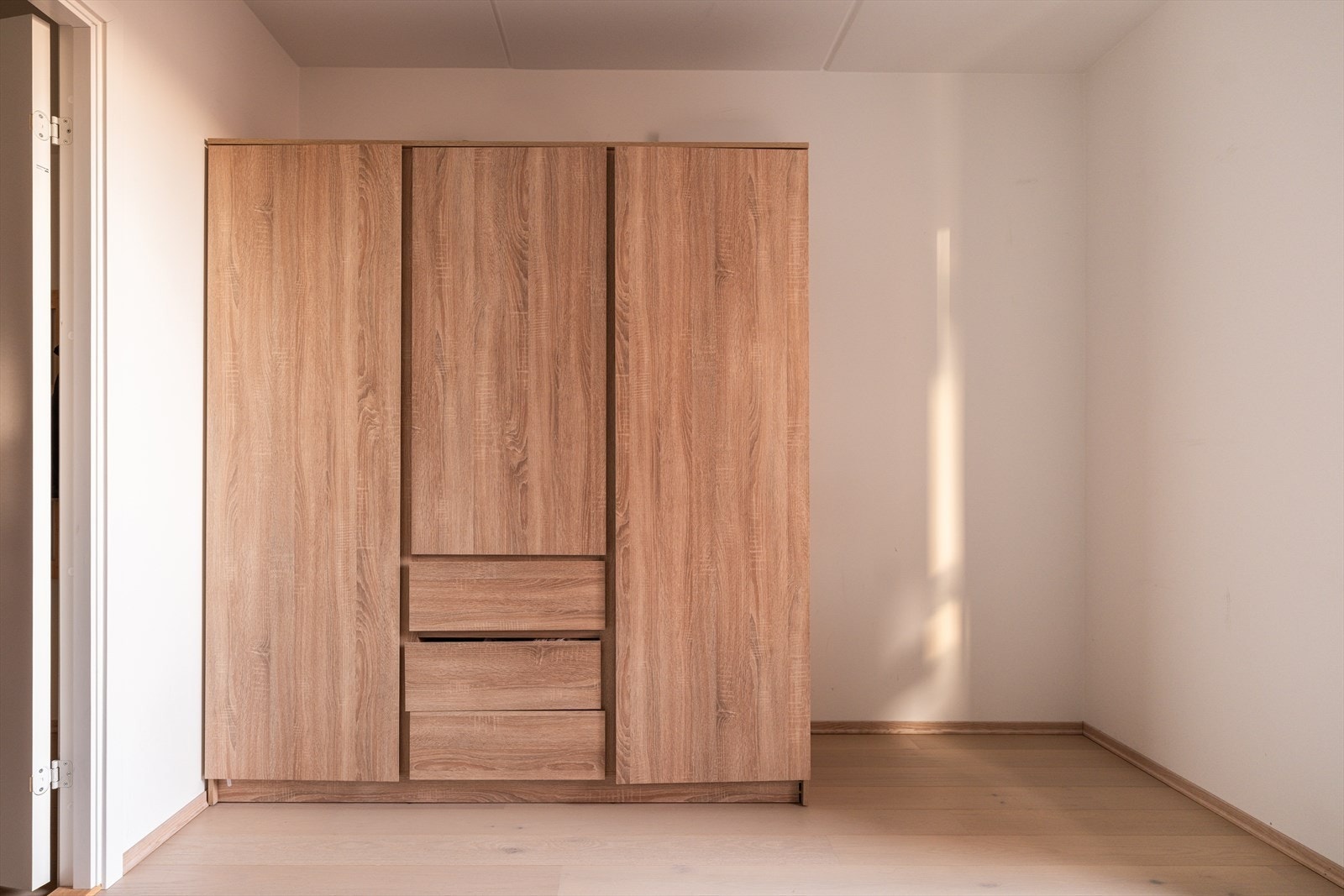 Rommet er utstyrt med et praktisk garderobeskap for oppbevaring. Rommet kan brukes som kontor, barnerom, gjesterom eller treningsrom. Galleribilde