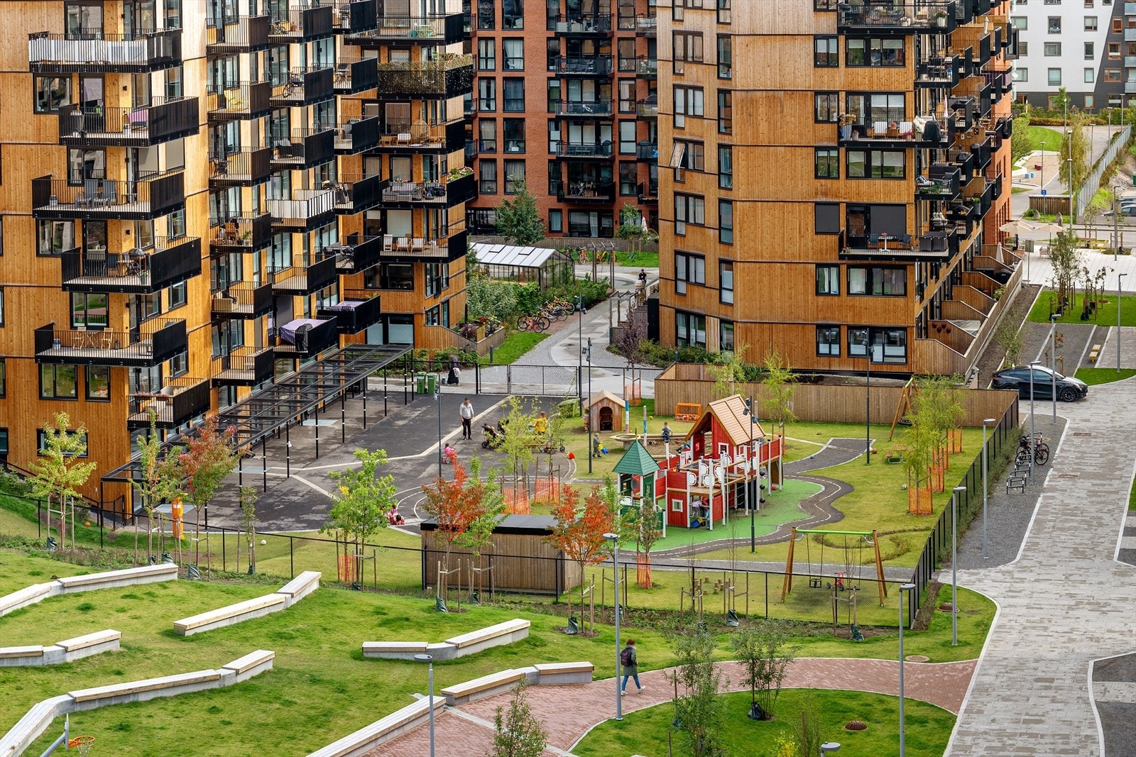 Sameiet har velholdte og barnevennlige fellesarealer med lekeplass. Galleribilde