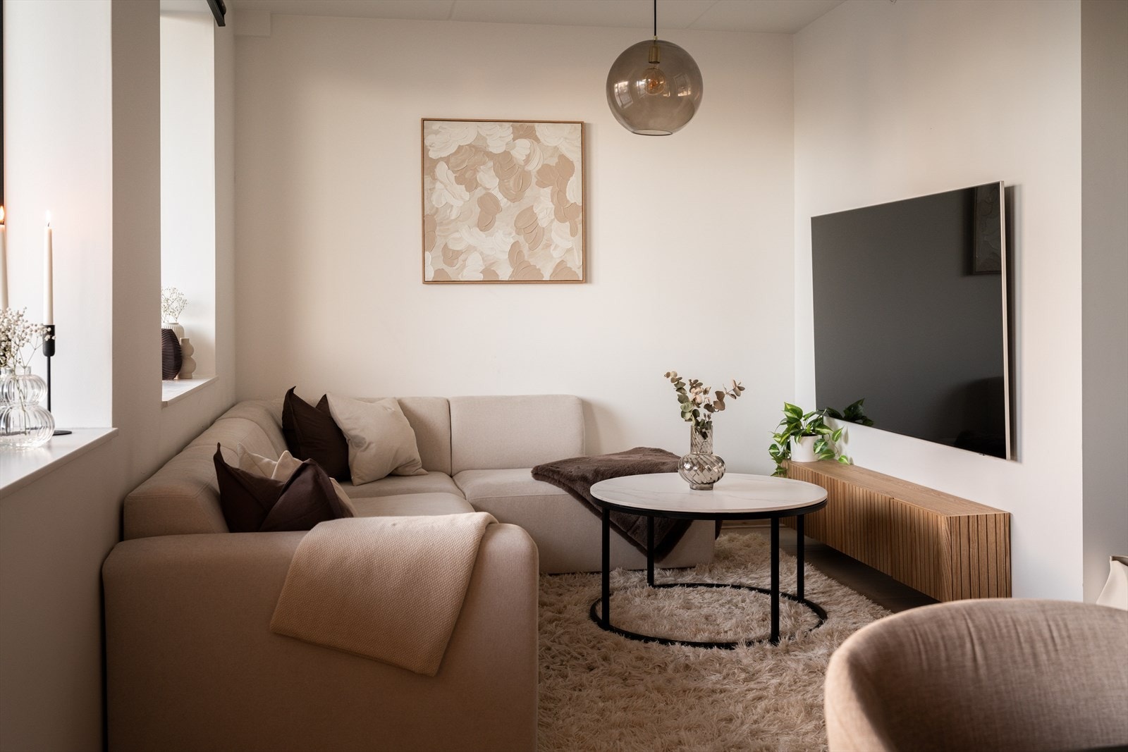 Planløsningen gir rom for en egen TV-krok. Galleribilde