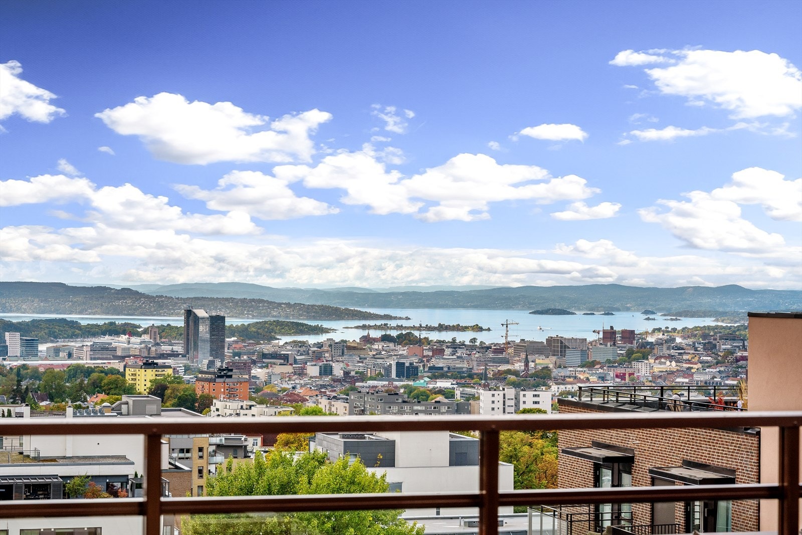 Fra takterrassen ser man tydelig den sentrale, men likevel tilbaketrukne plasseringen. Galleribilde