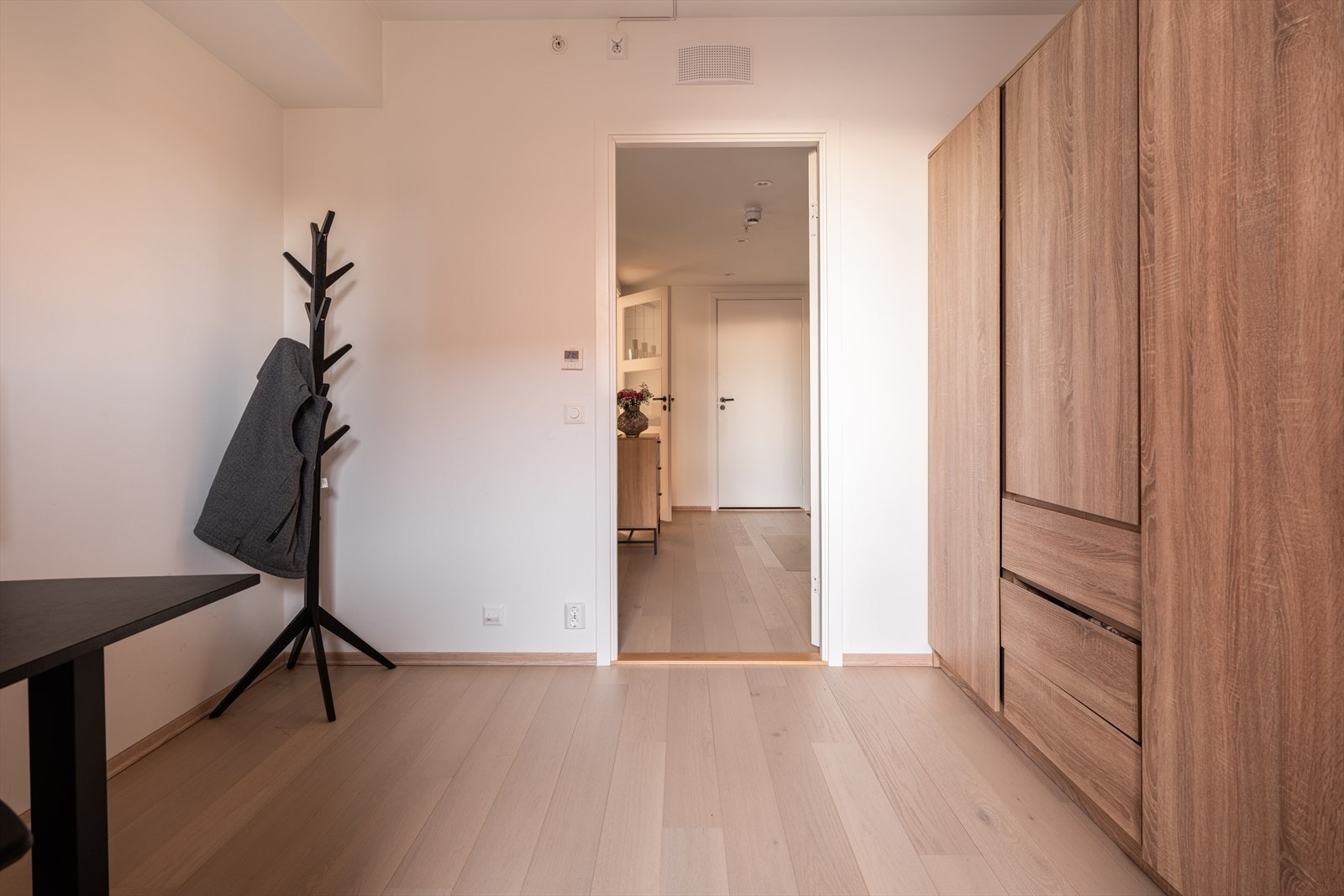 Også her er det eikeparkett på gulv og malte gipsvegger. Galleribilde