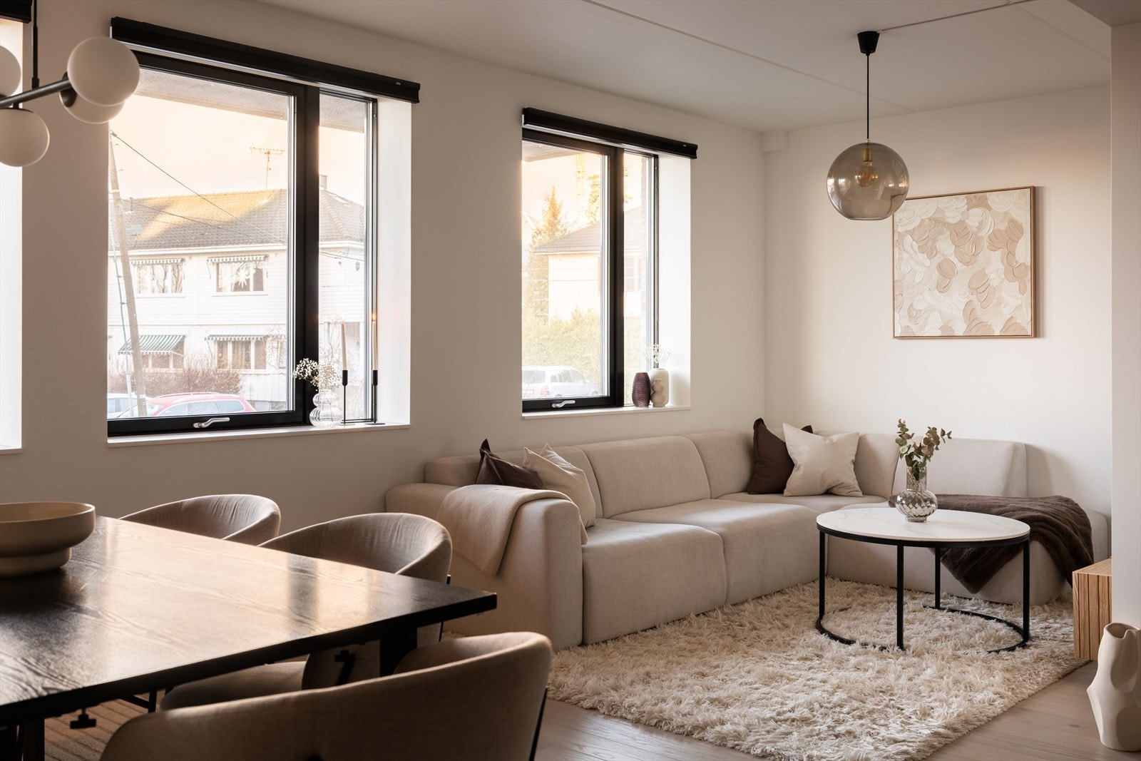 Rommet har flere møbleringssoner og en fleksibel planløsning. Galleribilde