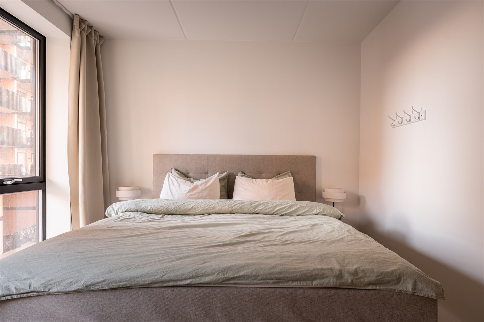 Det er god plass til dobbeltseng og nattbord. Galleribilde