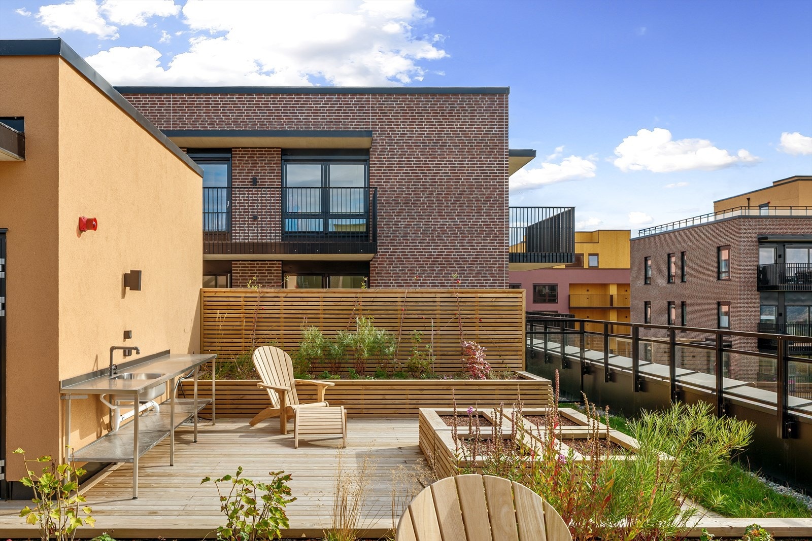 I tillegg til privat uteplass, har sameiet en stor, felles takterrasse. Galleribilde