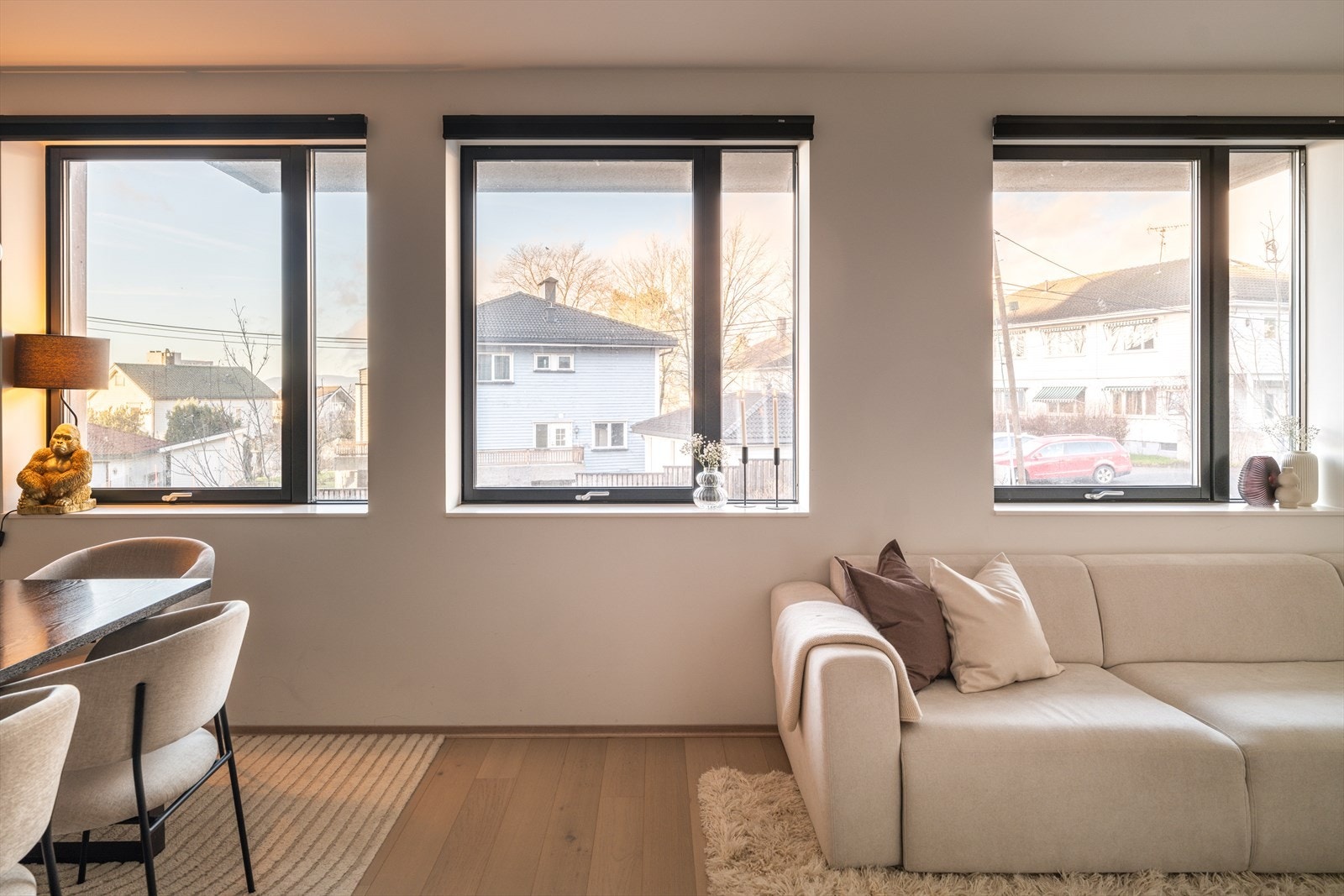 Høy og hevet beliggenhet gjør at denne 1. etasjen oppleves som en 2. etasje, med fritt utsyn og minimalt innsyn fra gate. Galleribilde